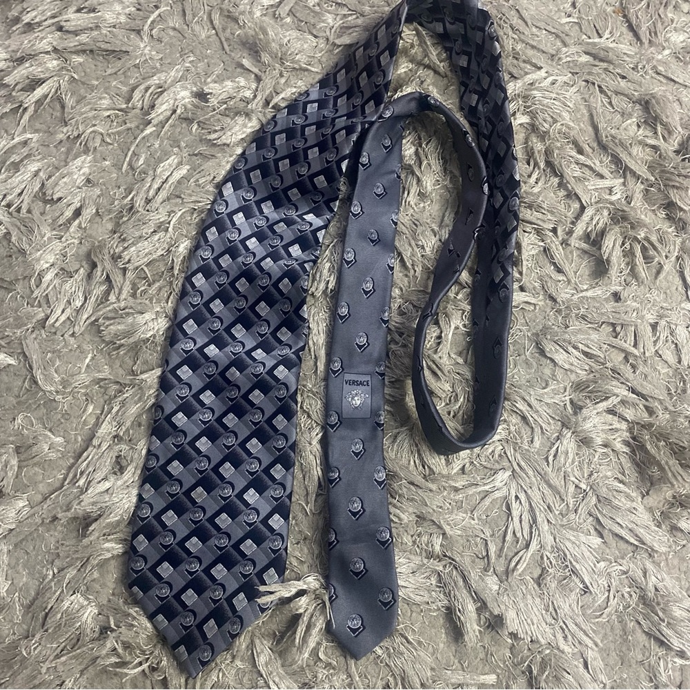 GIANNI VERSACE VINTAGE MEDUSA FACES SILK TIE